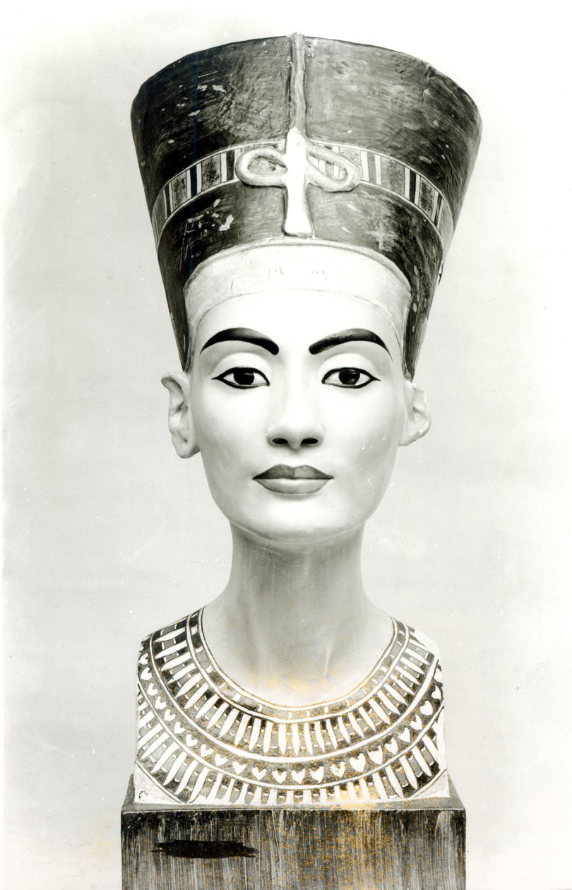 Buste af dronning Nefertiti, set forfra, kopi af buste i Aegyptisches Museum, SMPK, Berlin (malet kalksten) (s/h foto) (se også 114018-20) af Unbekannt