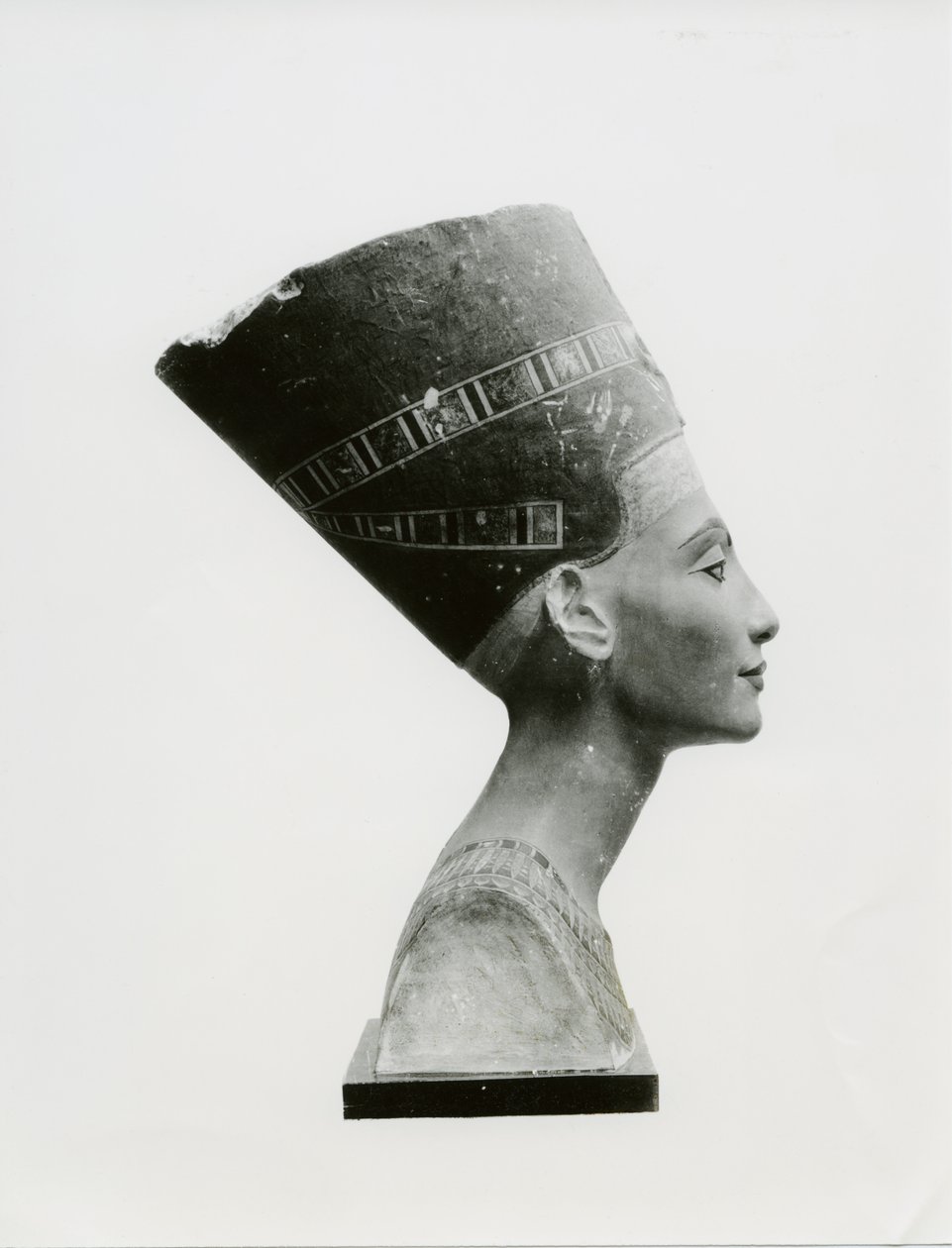 Buste af dronning Nefertiti, sidebillede, kopi af buste i Aegyptisches Museum, SMPK, Berlin (malet kalksten) (s/h foto) (se også 114018-20) af Unbekannt