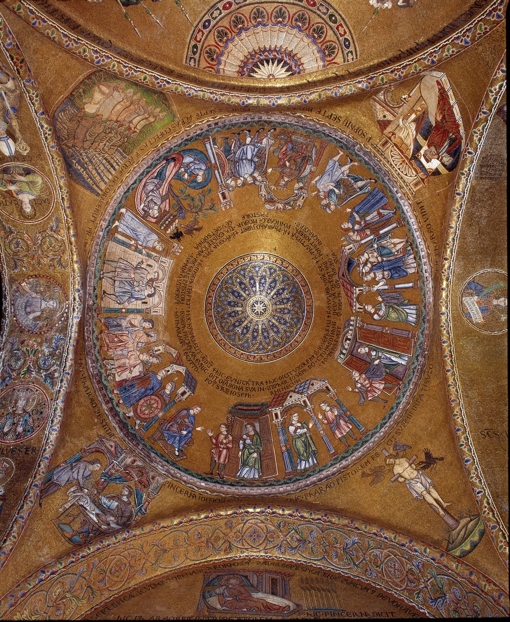 Byzantinsk arkitektur: udsigt over kuplen med mosaikker på en gylden baggrund af Unbekannt