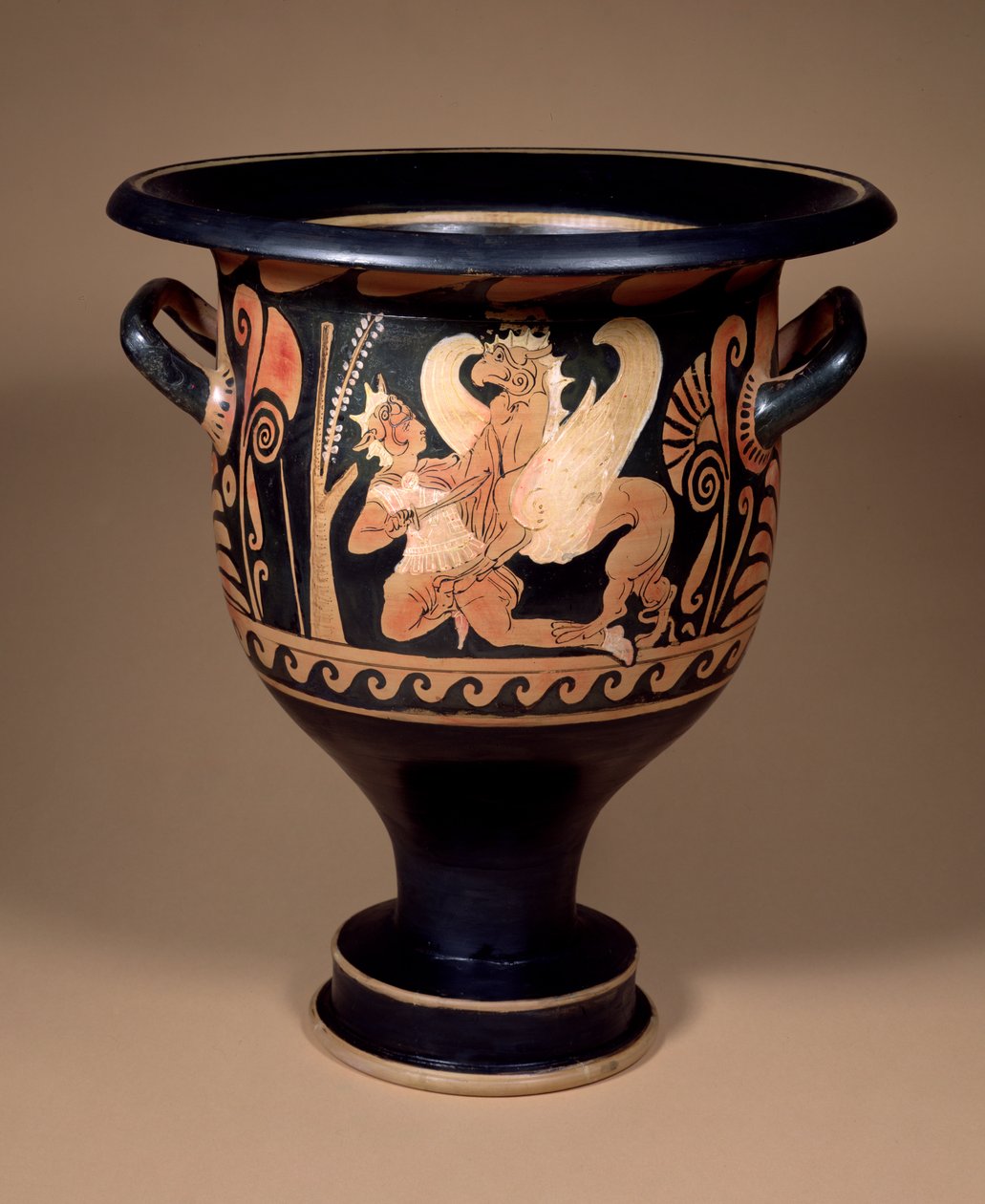 Campansk rødfigur klokkekrater dekoreret med en arimasp i kamp med en stor griffin, ca. 340 f.Kr. (keramik) af Unbekannt