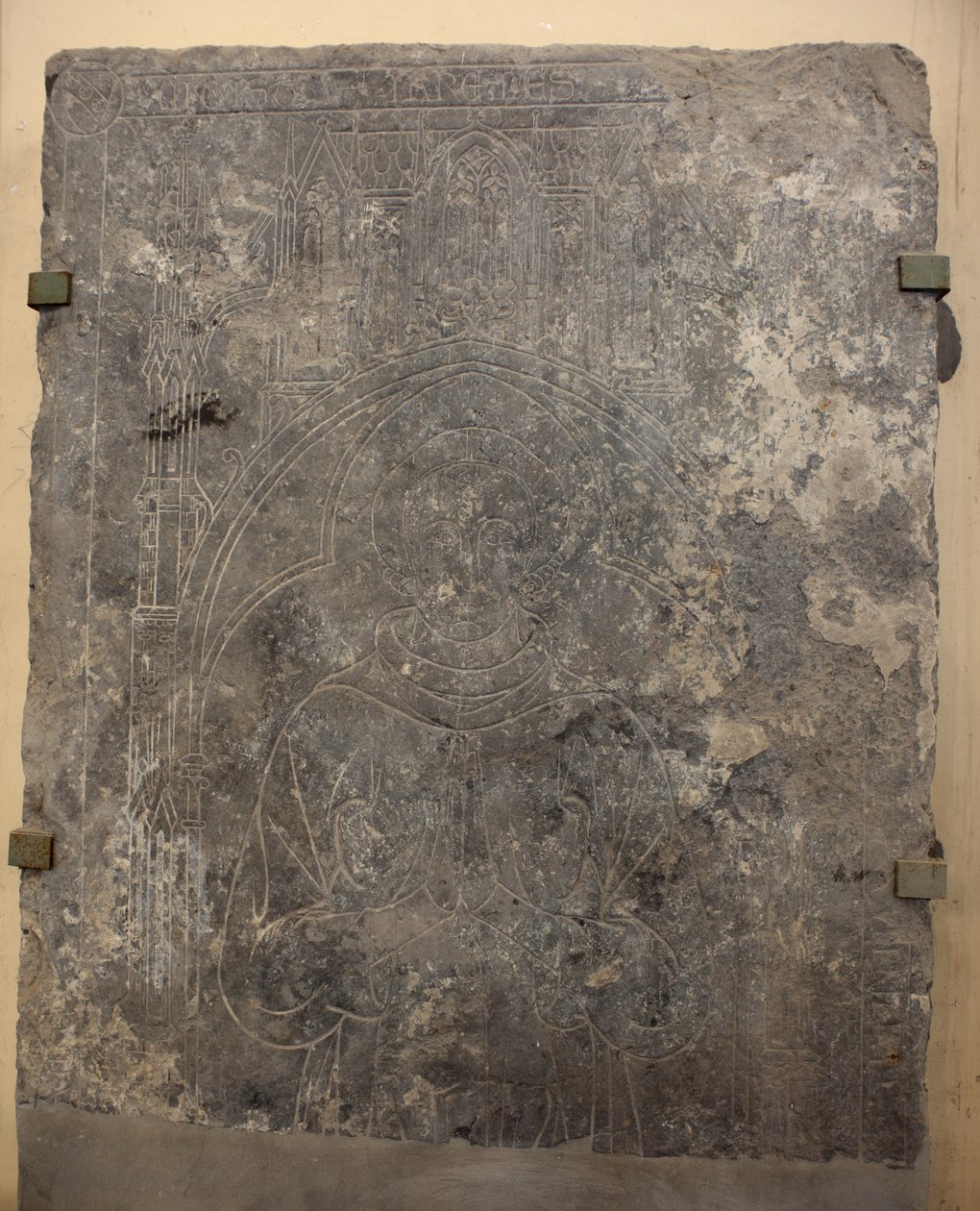 Katedralsamling. Fragment af en stenplade. Bas-relief. En kirkelig embedsmand. Oprindelseskirke (Saint-Quentin af Tournai. Slutningen af det 13. århundrede. Detalje. af Unbekannter Künstler