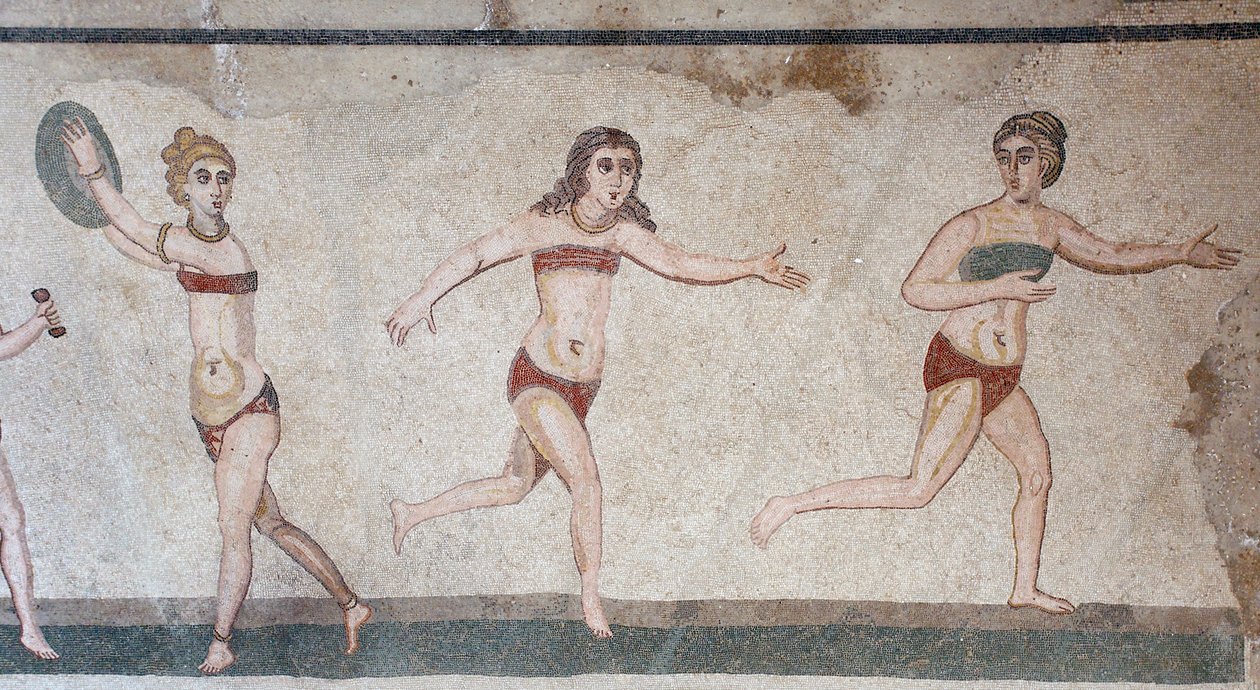 Chamber of the Ten Maidens eller mosaikken af "Bikini-pigerne". Generelt overblik over det øverste panel: vægt, skivekast og løb. 3. - 4. århundrede. Romersk villa i Casale, Sicilien. UNESCO-sted. af William M. Timlin