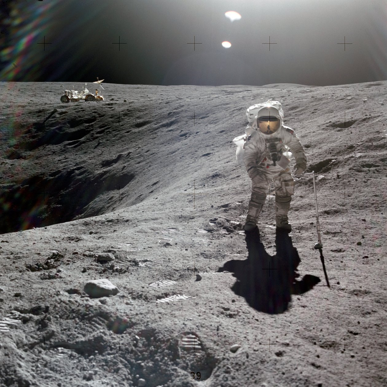 Charles M. Duke, Jr., månemodulpilot af Apollo 16-missionen, der indsamler måneprøver ved kanten af Plum Crater, april 1972 (foto) af Unbekannt