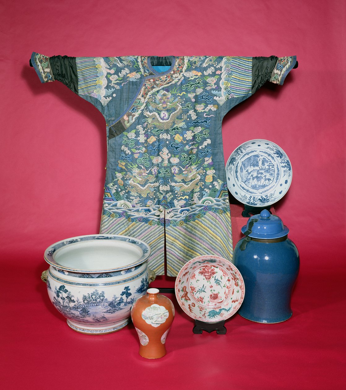 Kinesisk dragekåbe og porcelænsartikler (foto) af Unbekannt