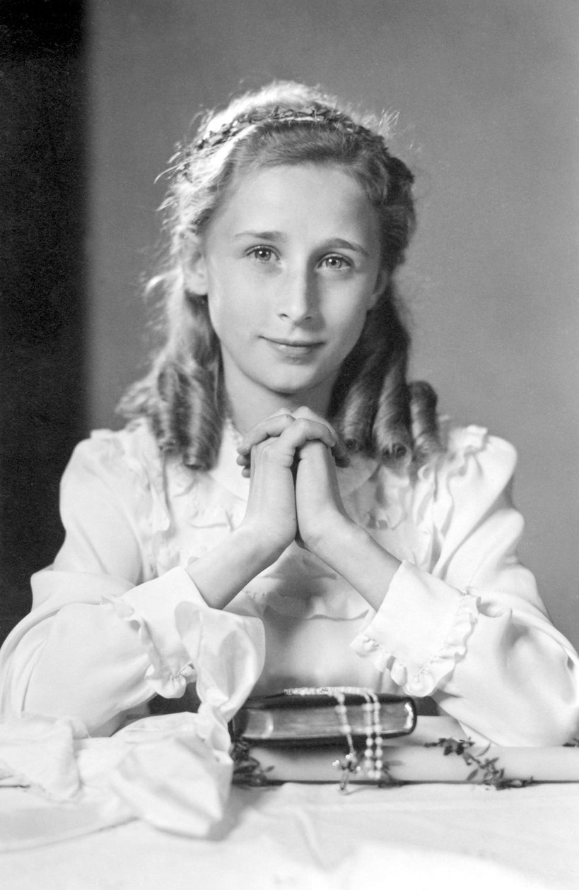 Kristen pige med hænder samlet i bedestilling med bibel, rosenkrans og lys (foto af nadver). Fotografering omkring 1932 af Unbekannt