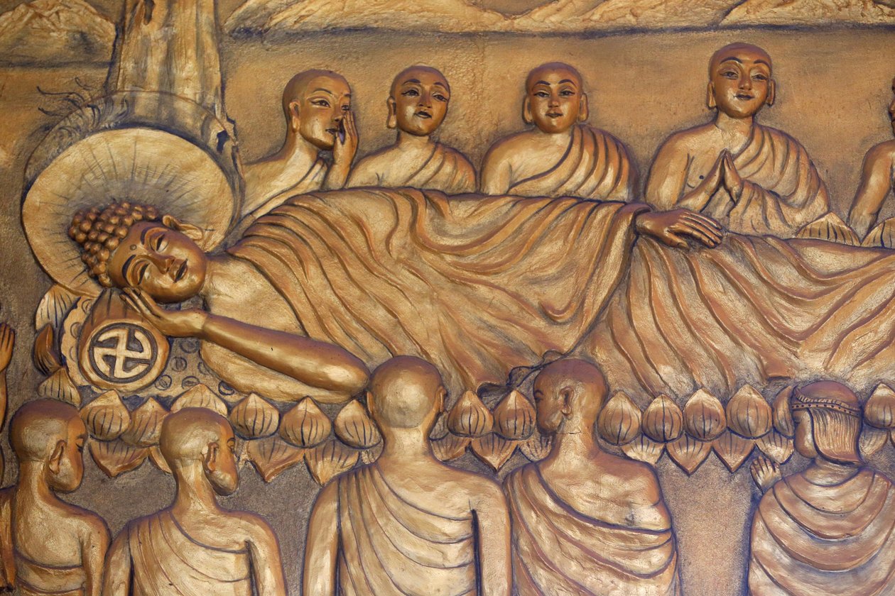 Chua Thiep Long buddhistisk pagode. Tilbagelænet Buddha. Efter 45 års undervisning i Dharma gik Buddha over i Parinirvana. Statue. Thay Ninh. Vietnam af Unbekannt