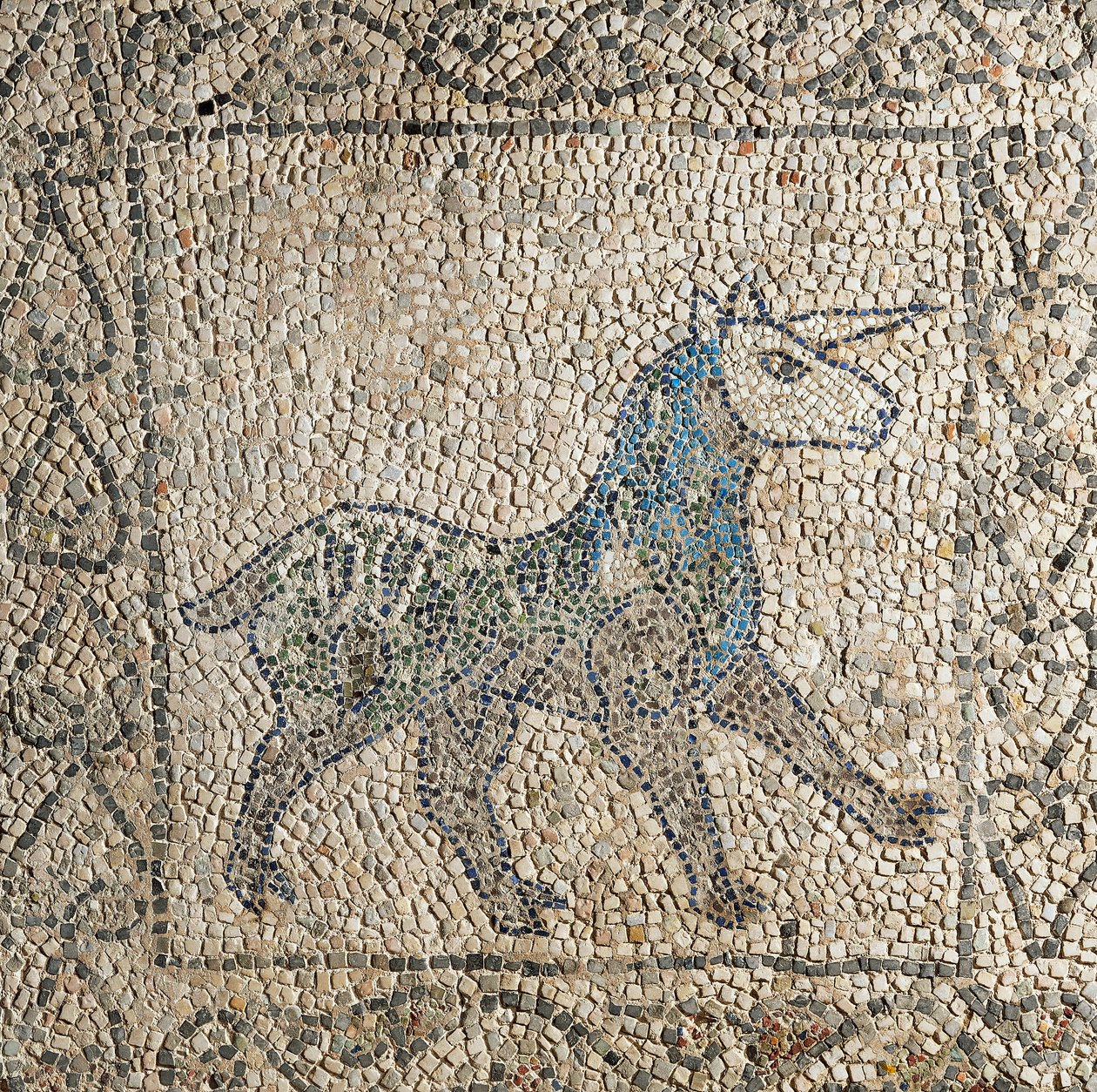 Church of Saint John Evangelist, Fjerde Korstog, Fragmenter af mosaikgulve, der repræsenterer enhjørning, Ravenna, Emilia-Romagna, Italien af Benjamin Baud