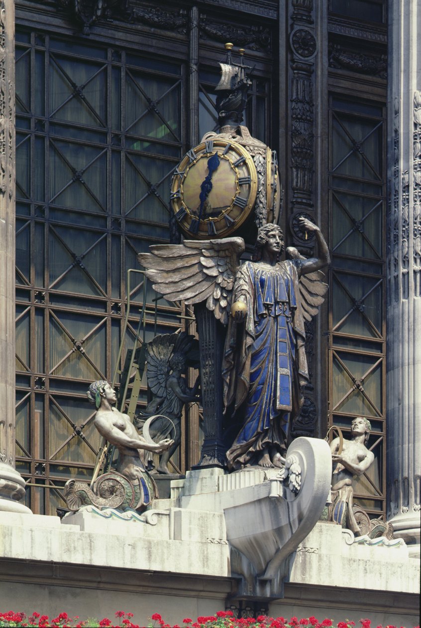 Ur fra stormagasinets yderside, designet af Daniel Burnham fra Chicago i samråd med Frank Swales, udført af R.F.Atkinson og færdiggjort af Sir John Burnett i 1928 (foto) af Unbekannt