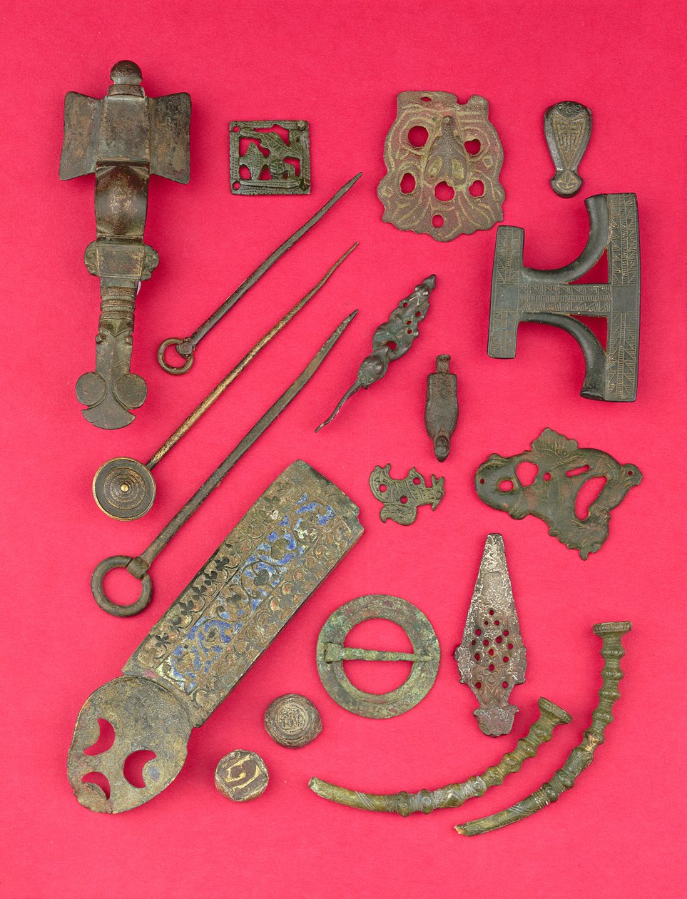 Samling af angelsaksiske, vikinge- og keltiske antikviteter, herunder angelsaksiske korsformede brocher og bogomslagsbeslag og Hiberno-Viking ringhovednåle, der spænder fra det 4. århundrede f.Kr. til det 9. e.Kr. (bronze, ben, kobber) af Unbekannt