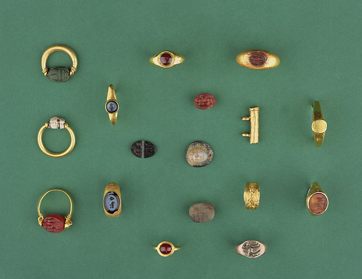 Samling af romerske, etruskiske og hellenistiske smykker, herunder en fønikisk skarabee-ring, en cameo, amuletholdere og et agat-dybtryk, der spænder fra det 6. århundrede f.Kr. til det 4. e.Kr. af Unbekannt