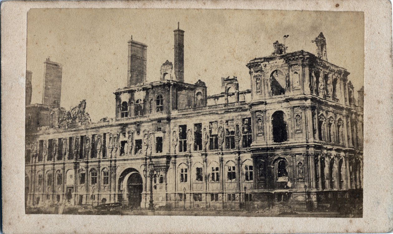 Commune de Paris (1871): udsigt over rådhuset efter branden i maj 1871. Anonym fotografering. Print på pap Dim. 10x7 cm af Unbekannt