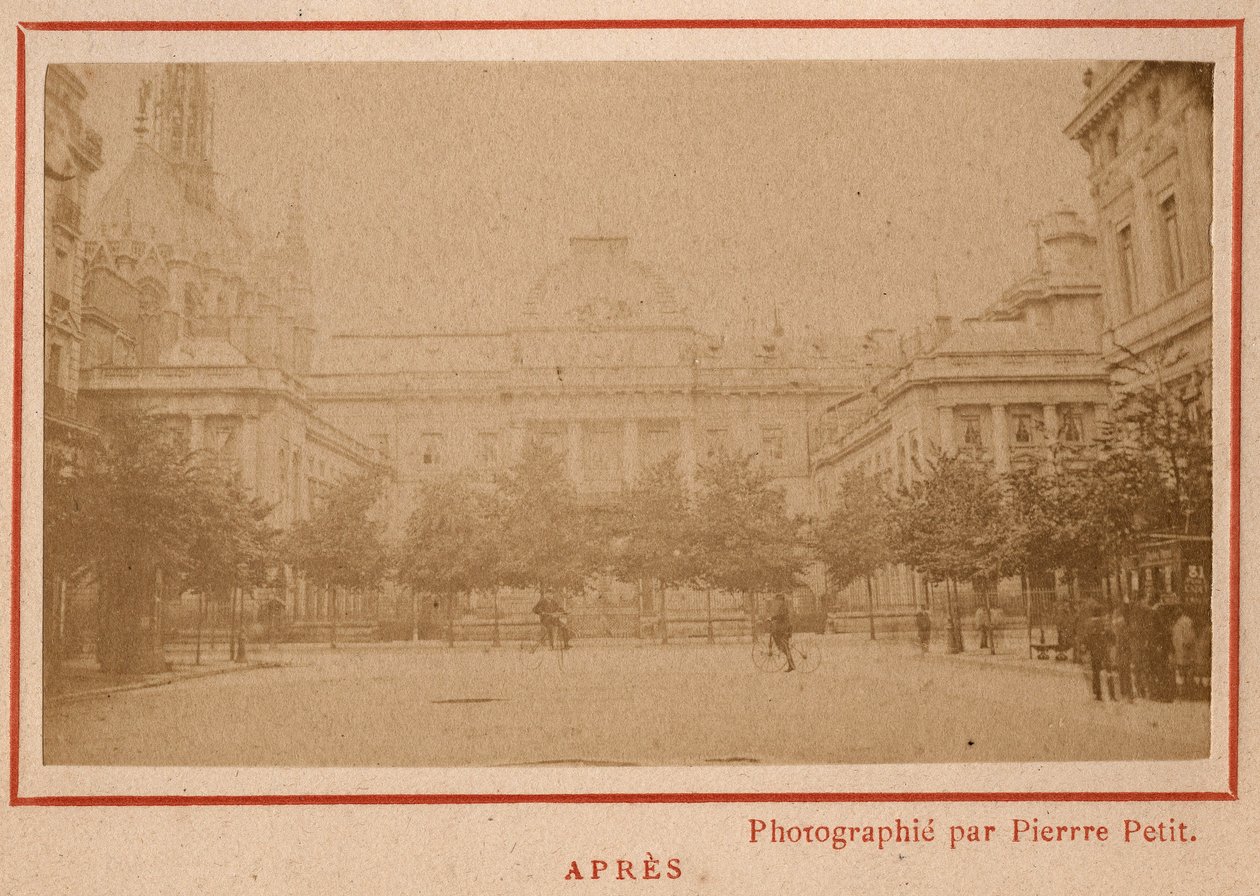 Commune de Paris (1871): udsigt over Palais de Justice i Paris efter dets brand i maj 1871. Foto af Pierre Pepetit. Tryk på pap, Dim. 9x5,4 cm af Unbekannt