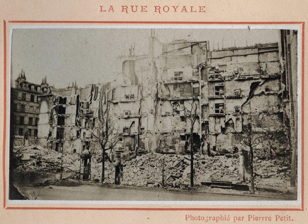 Commune de Paris (1871): udsigt over ruinerne på Rue Royale i Paris i maj 1871. Foto af Pierre Pepetit. Tryk på pap, Dim. 9x5,4 cm af Unbekannt