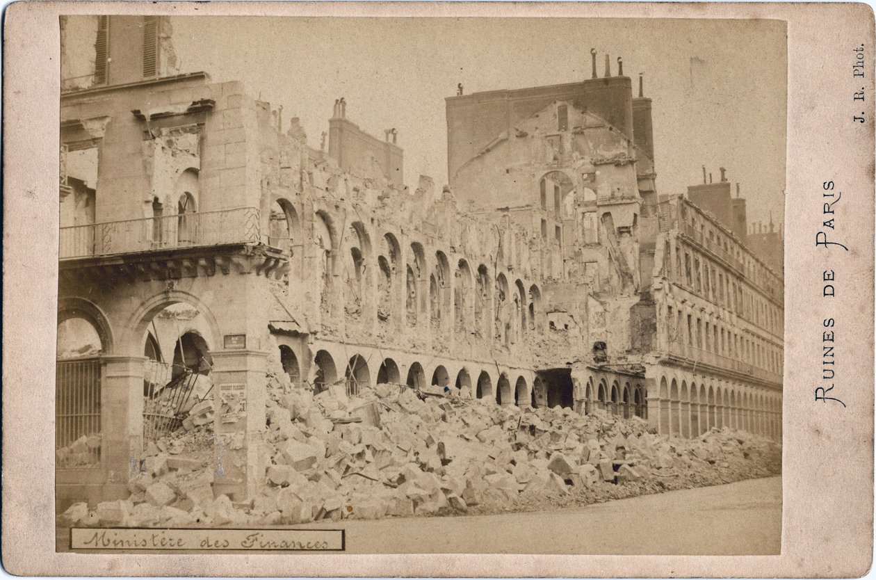 Commune de Paris: udsigt over ruinerne af finansministeriet i Paris i maj 1871. Foto J.R.Dim. 16,3x10,8 cm af Unbekannt