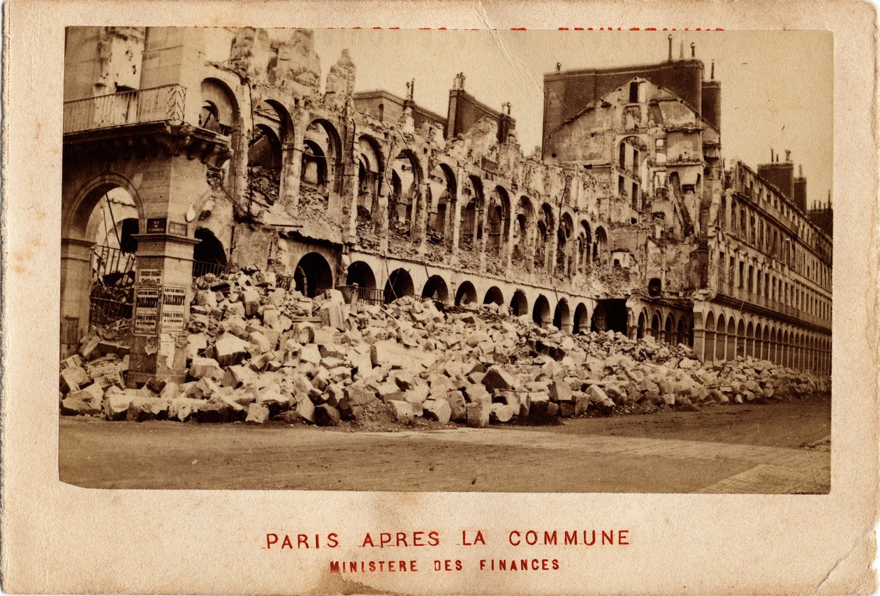 Kommune i Paris (1871) set fra finansministeriet detruit. Fotografering. Print på pap Dim. 10,4x6,9 cm af Unbekannt