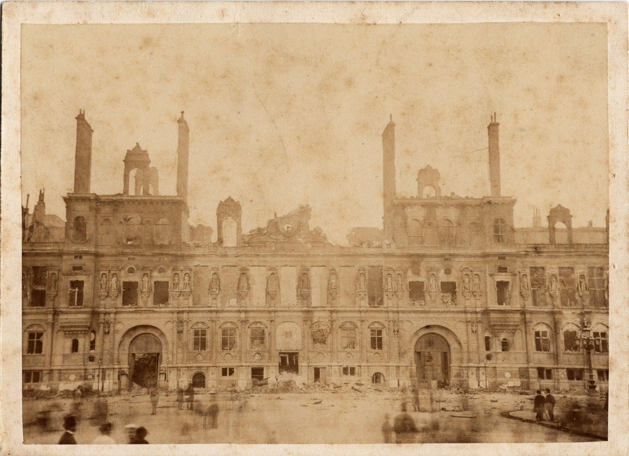 Kommune i Paris (1871): udsigt over rådhusbranden i maj 1871. Anonym fotografering, tryk på pap Dim. 15x10 cm af Unbekannt