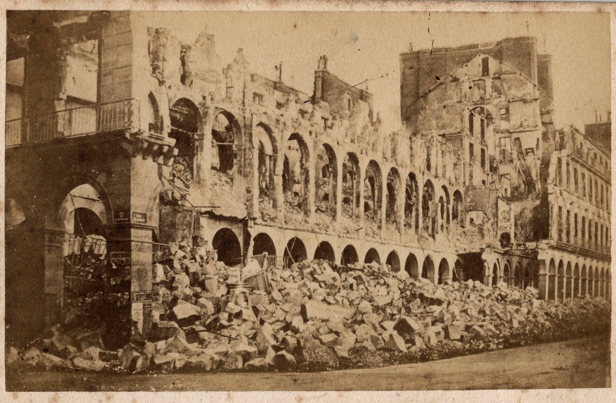 Kommune i Paris (1871): udsigt over finansministeriet efter branden i maj 1871. Fotografi. Print på pap Dim. 10x6,9 cm af Unbekannt