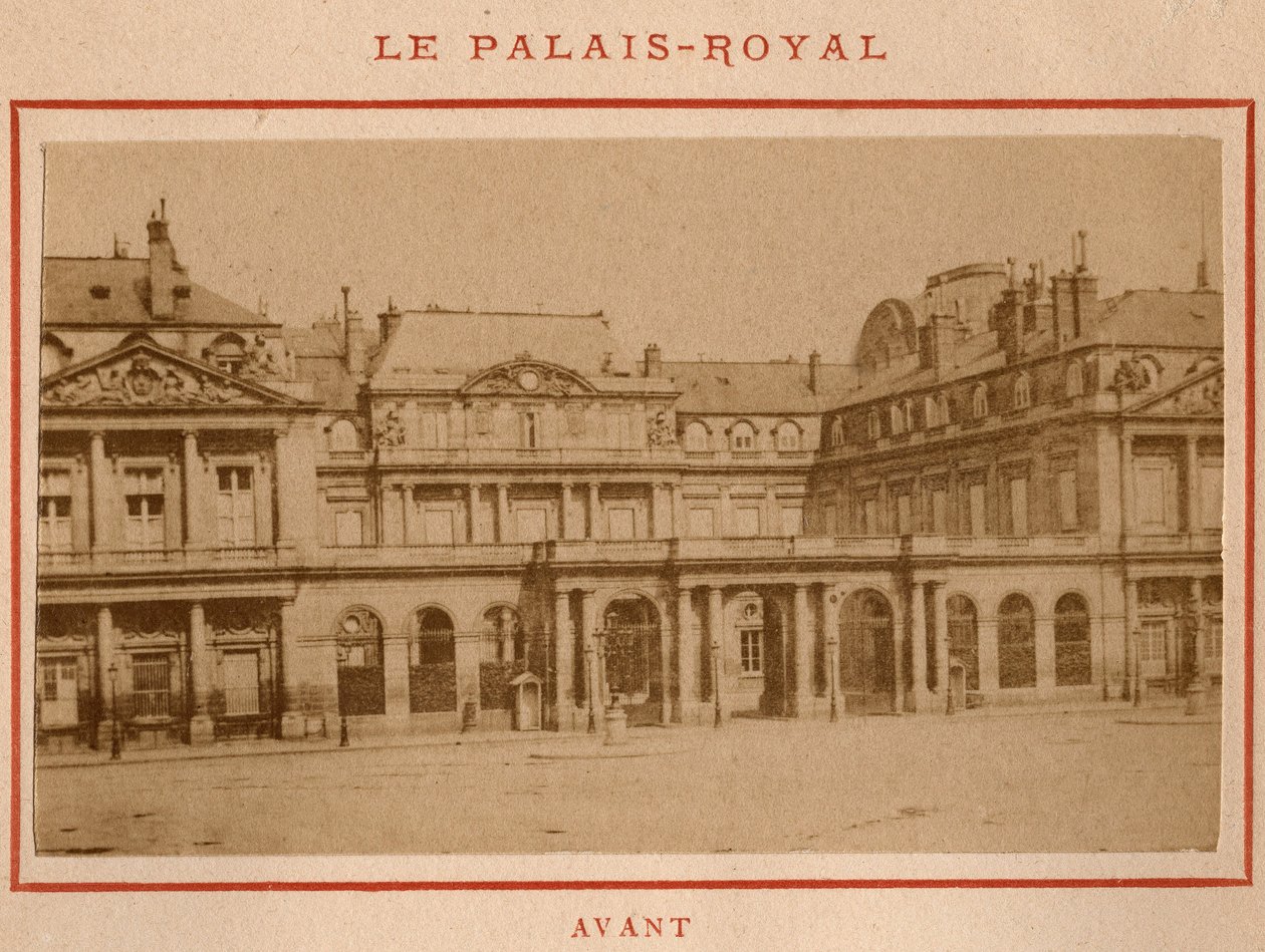 Kommune i Paris (1871): udsigt over Palais-Royal (Palais Royal) i Paris før branden i maj 1871. Foto af Pierre Pepetit. Print på pap, Dim. 9x5,4 cm af Unbekannt