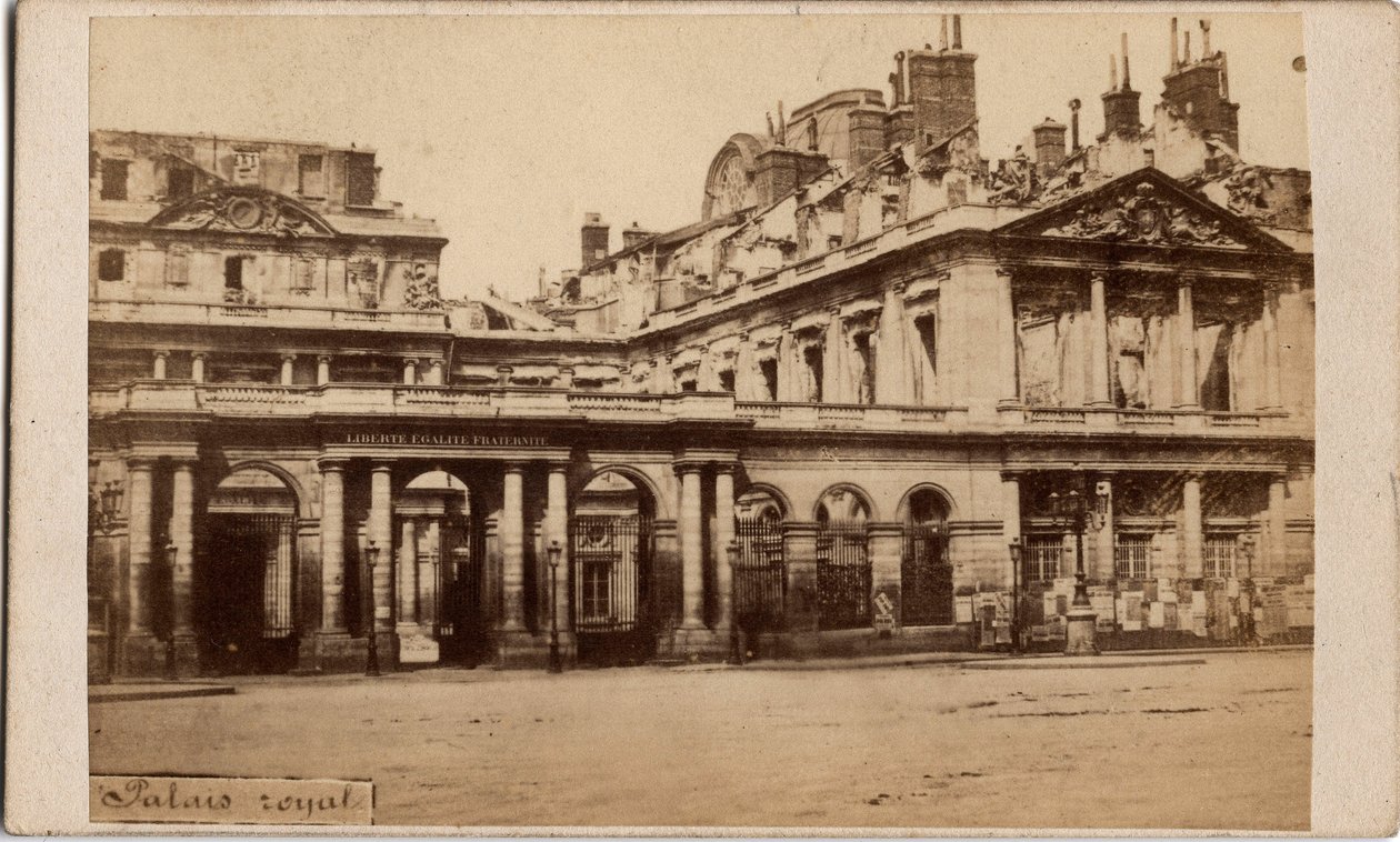 Kommune i Paris (1871): udsigt over Palais-Royal efter branden i maj 1871. Anonym fotografering. Print på pap Dim. 10x6,9 cm af Unbekannt