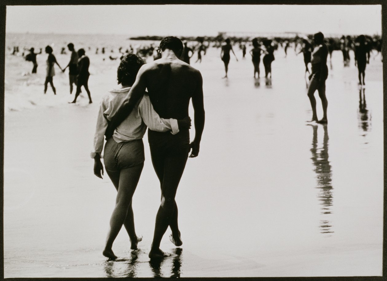 Par går i vandet på Coney Island, New York City, uden titel 46, ca. 1953-64 (s/h-foto) af Unbekannter Künstler