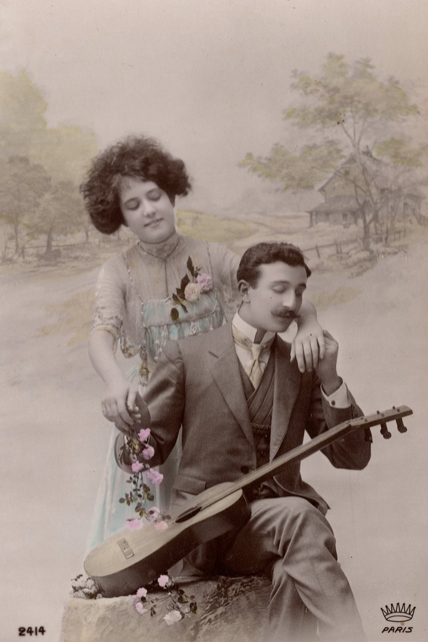 Par med blomster og spansk guitar, Frankrig, ca. 1910 (postkort) af Unbekannter Künstler