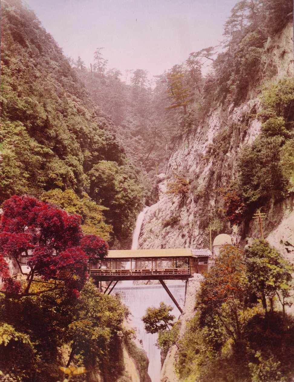 Overdækket bro i en stejl kløft med vandfald i baggrunden, Japan, ca. 1890-1910 af Unbekannt