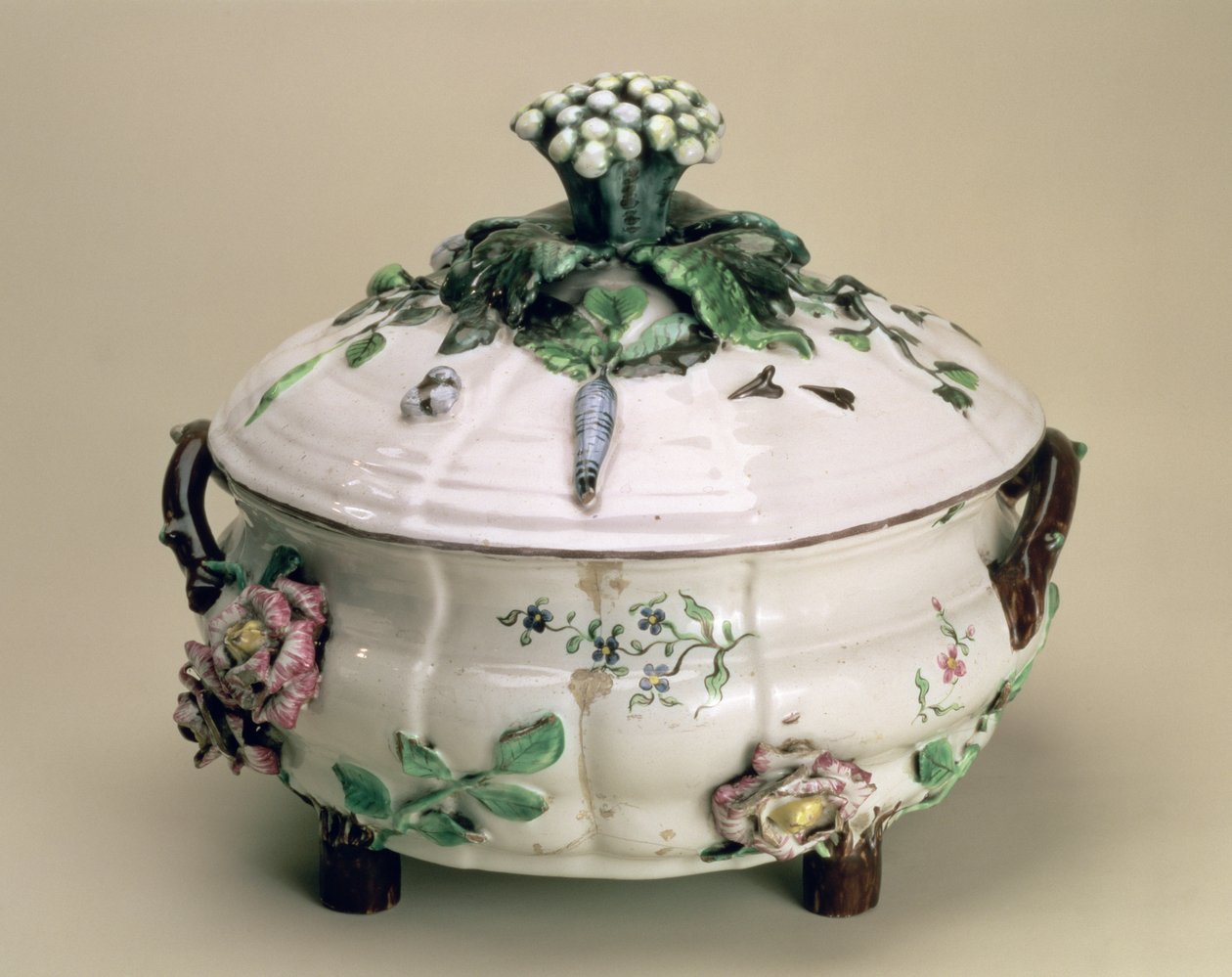 Overdækket terrin, dekoreret med påført ornament af blomster og grøntsager, af Johan Ludwig Eberhard Ehrenreich (1722-1803), Marieberg, slutningen af 1700-tallet (lertøj) af Unbekannt