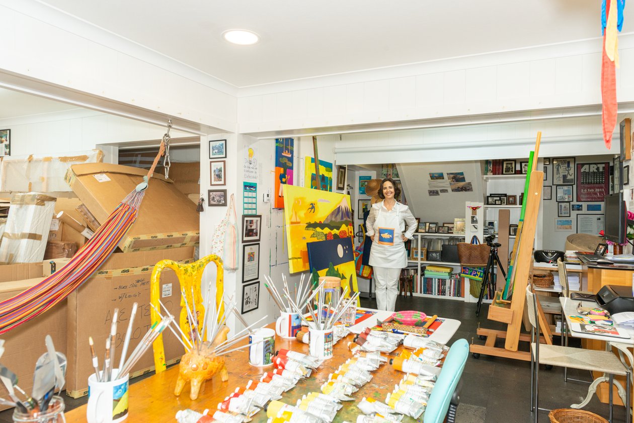 Cristina Rodriguez i sit studie, 2022 af Bartolome Esteban and studio Murillo