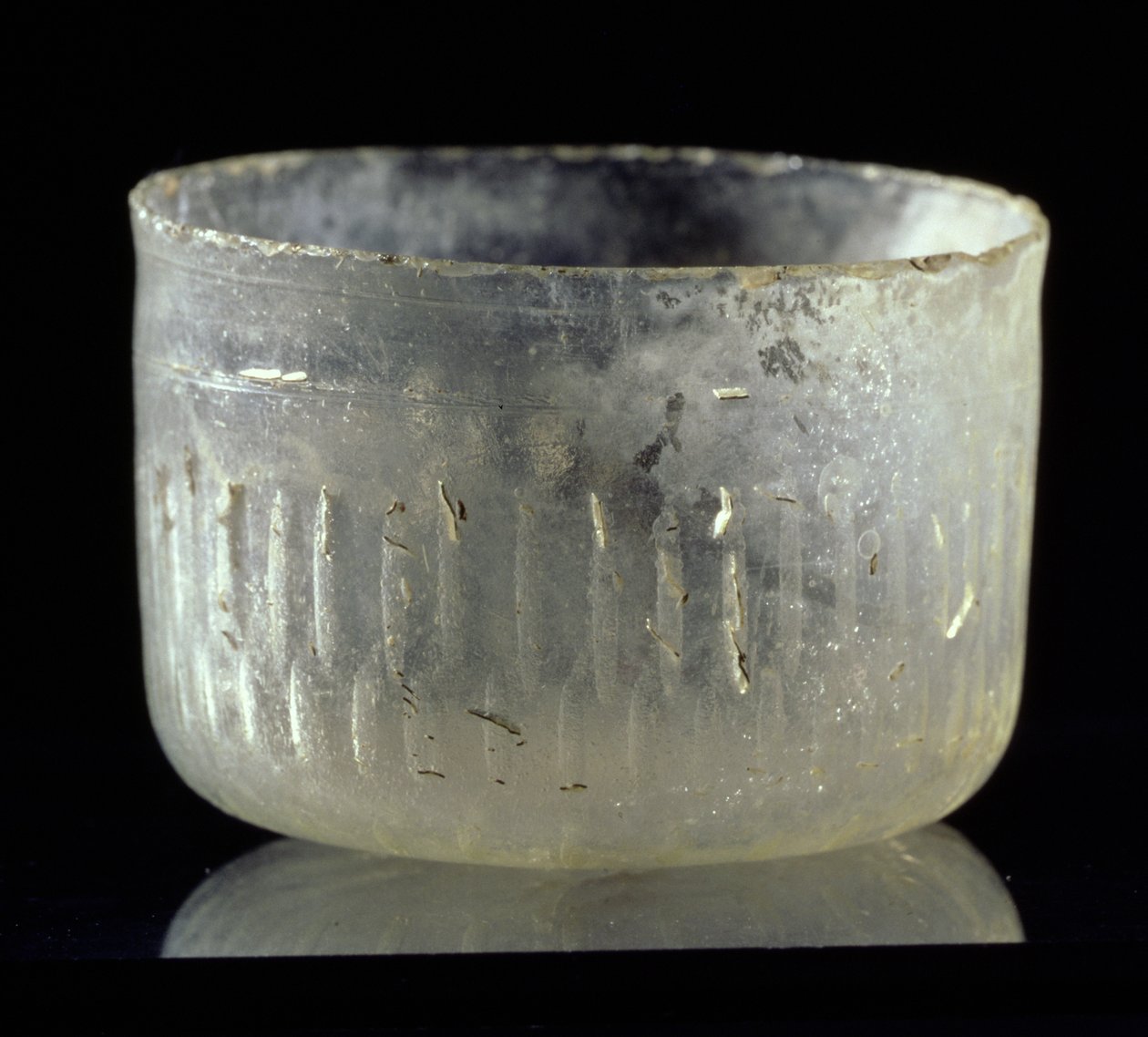Kop med hjulskåret dekoration, fra Syrien eller Egypten, islamisk periode, ca. 900 e.Kr. (glas) af Unbekannt