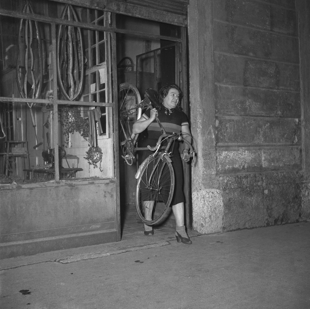Cyklist Alfonsina Strada (Alfonsa Rosa Maria Morini) kommer ud af sin butik på 80 Varesina street, Milano, Italien af Unbekannter Künstler