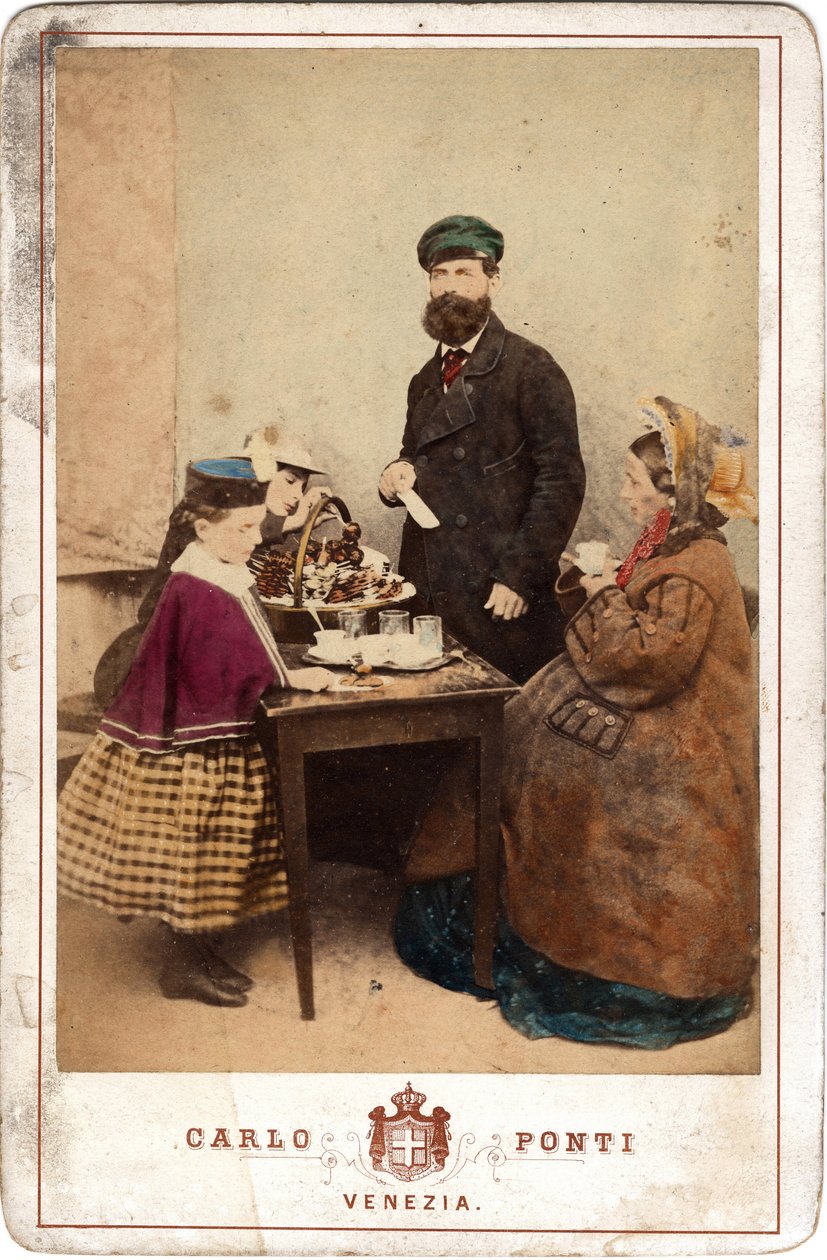 Dagliglivet, en familie genforenet omkring et bord med kager og café, Venedig. 1800-tallet Tryk på pap Dim. 11x16,5 cm af Unbekannt