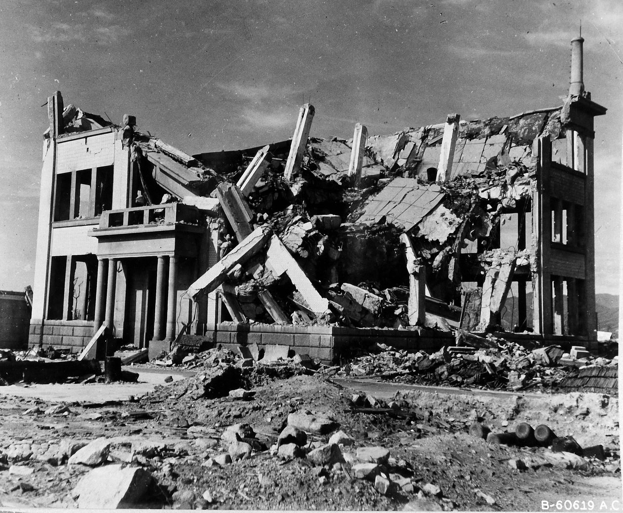 Ødelagt Chugoku Coal Distribution Company-bygning i Hiroshima (også kendt som Hiroshima Gas Company; Bygning 12), Japan, 8. november 1945 (s/h-foto) af Unbekannt