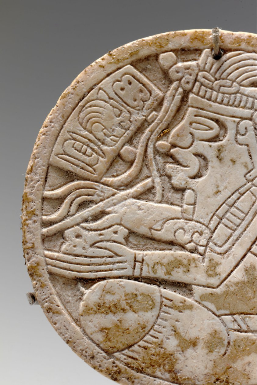 Detalje fra en Maya-skal-rundel, forestillende en krydsbensskriver med kuglepen i hånden, ca. 550-950 af Unbekannt