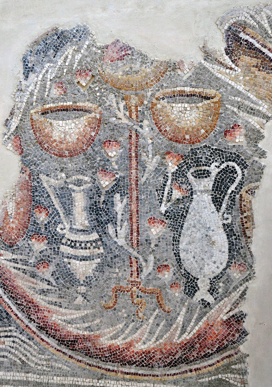 Detalje fra et mosaikgulv, der viser kopper, vinkander og karafler fra den samaritanske synagoge ved El-Khirbe, Vestbredden, 4. århundrede e.Kr. (mosaik) af Unbekannt