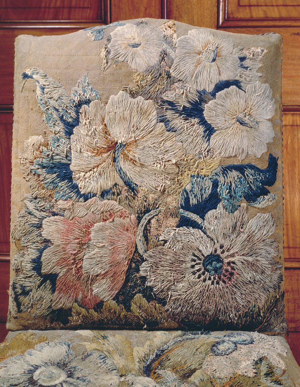 Detalje af et omslag udført af Jane Allgood, store blomster gengivet i lang og kort sting i crewels og silke chenille, gammel guldbaggrund i teltsøm af Unbekannt