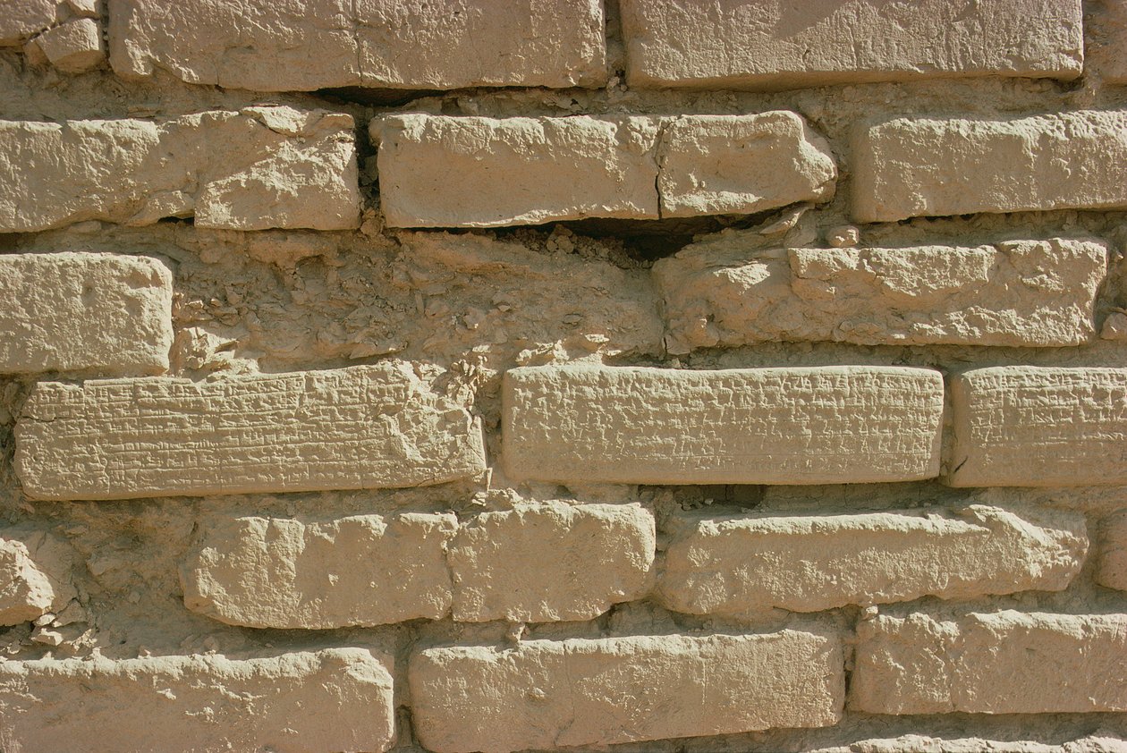 Detalje af mursten med kileskriftsindskrifter fra Ziggurat, bygget af den elamitiske konge Untash-Gal (ca. 1265-46 f.Kr.) (foto) af Unbekannt