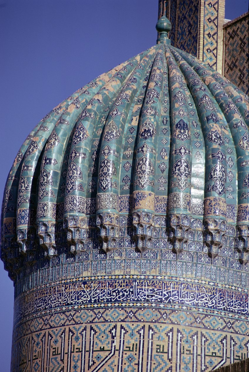 Detalje af den flisebelagte kuppel af Shirdar Madrasa, Timurid-perioden, Rigestan Square, ca. 1619-35 (foto) af Unbekannt