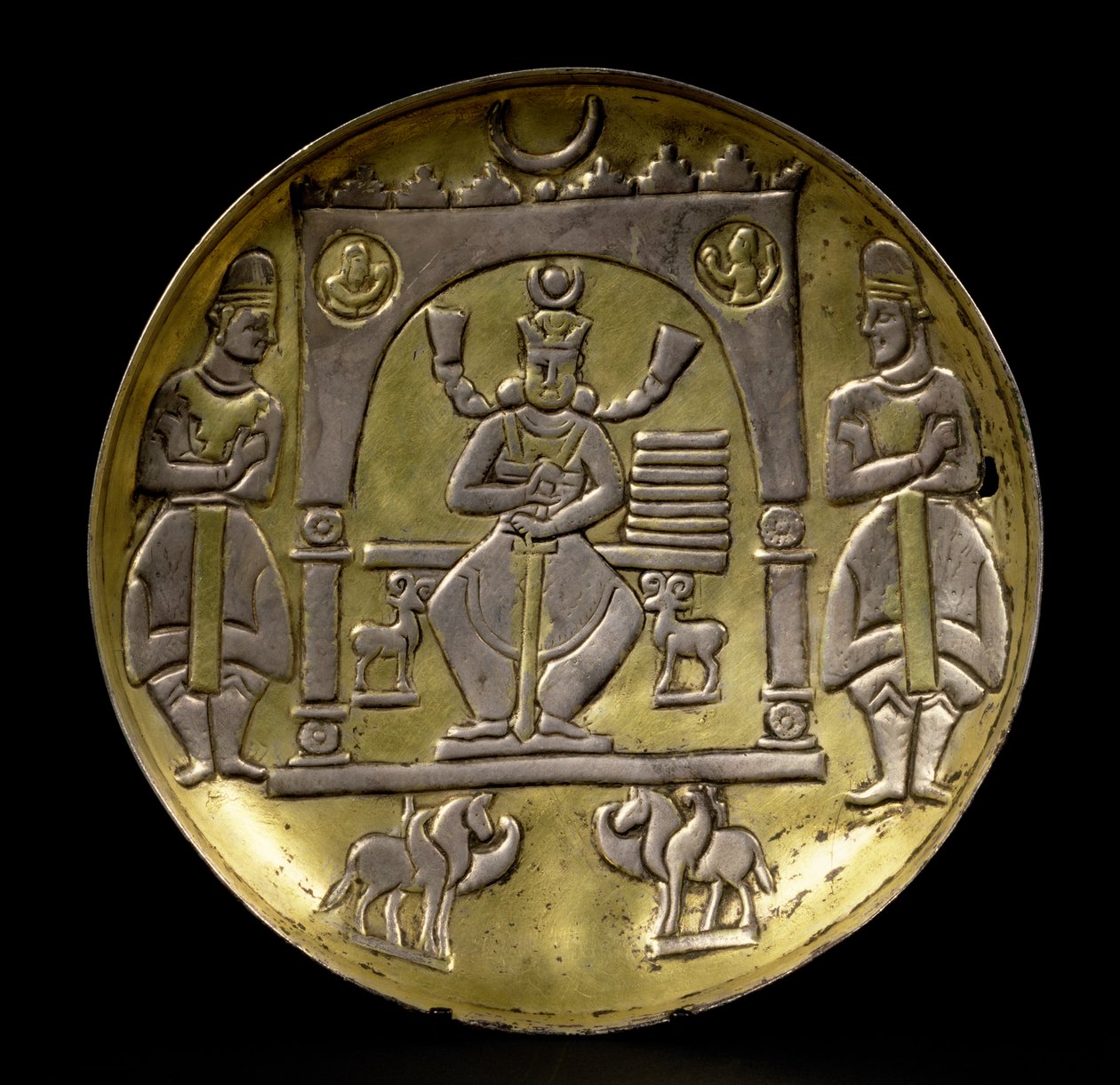 Fad, der forestiller en tronende konge flankeret af to små stenbukke siddende i en pavillon understøttet af to bevingede heste med to ledsagere, på en ringbase, Sasanian (3.-7. århundrede e.Kr.) (forgyldt sølv) af Unbekannt