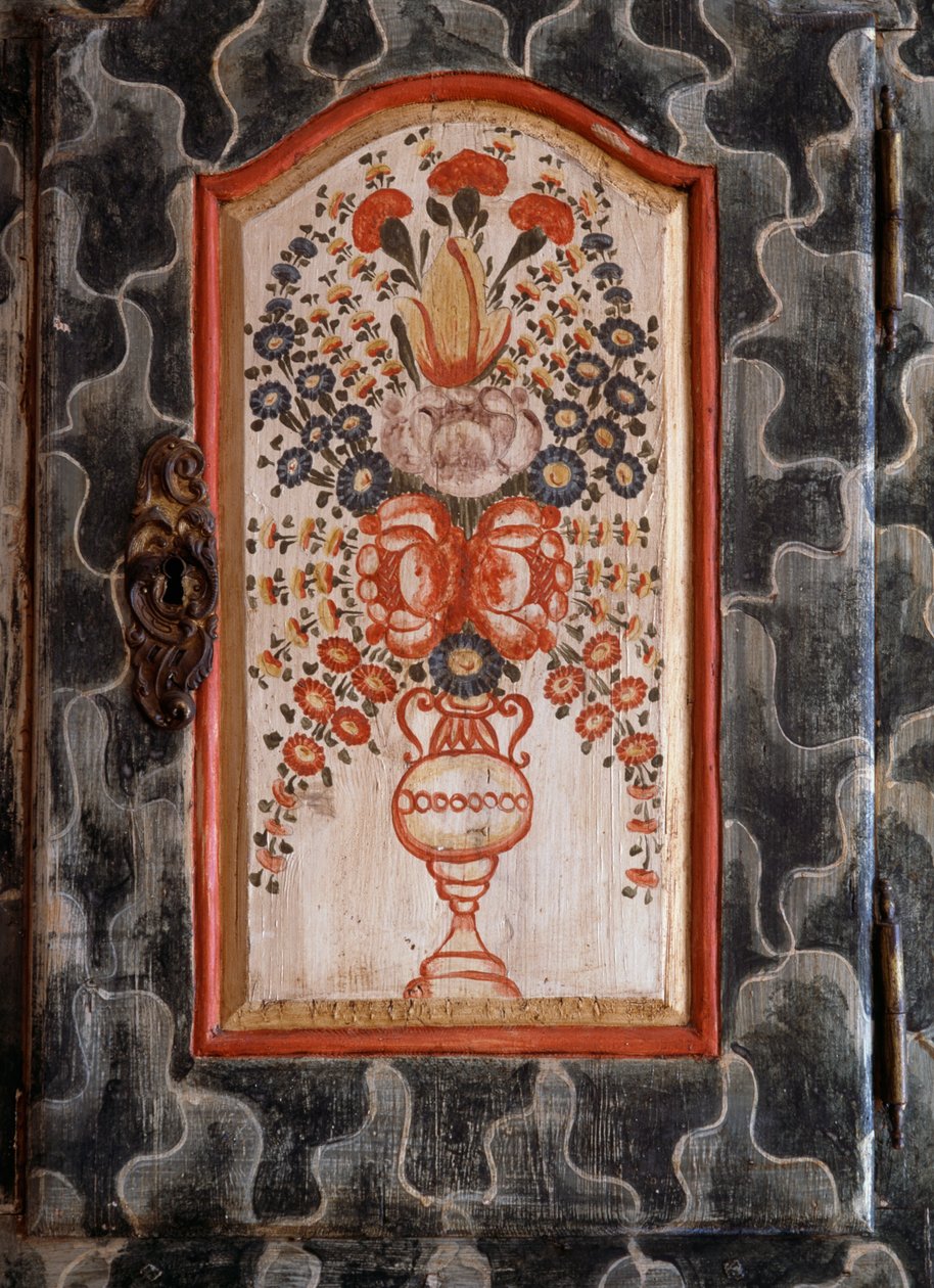 Dør af håndlavet træskab med håndmalet blomsterdekoration, San Giovanni, Trentino-Alto Adige, Italien, Detail af William M. Timlin