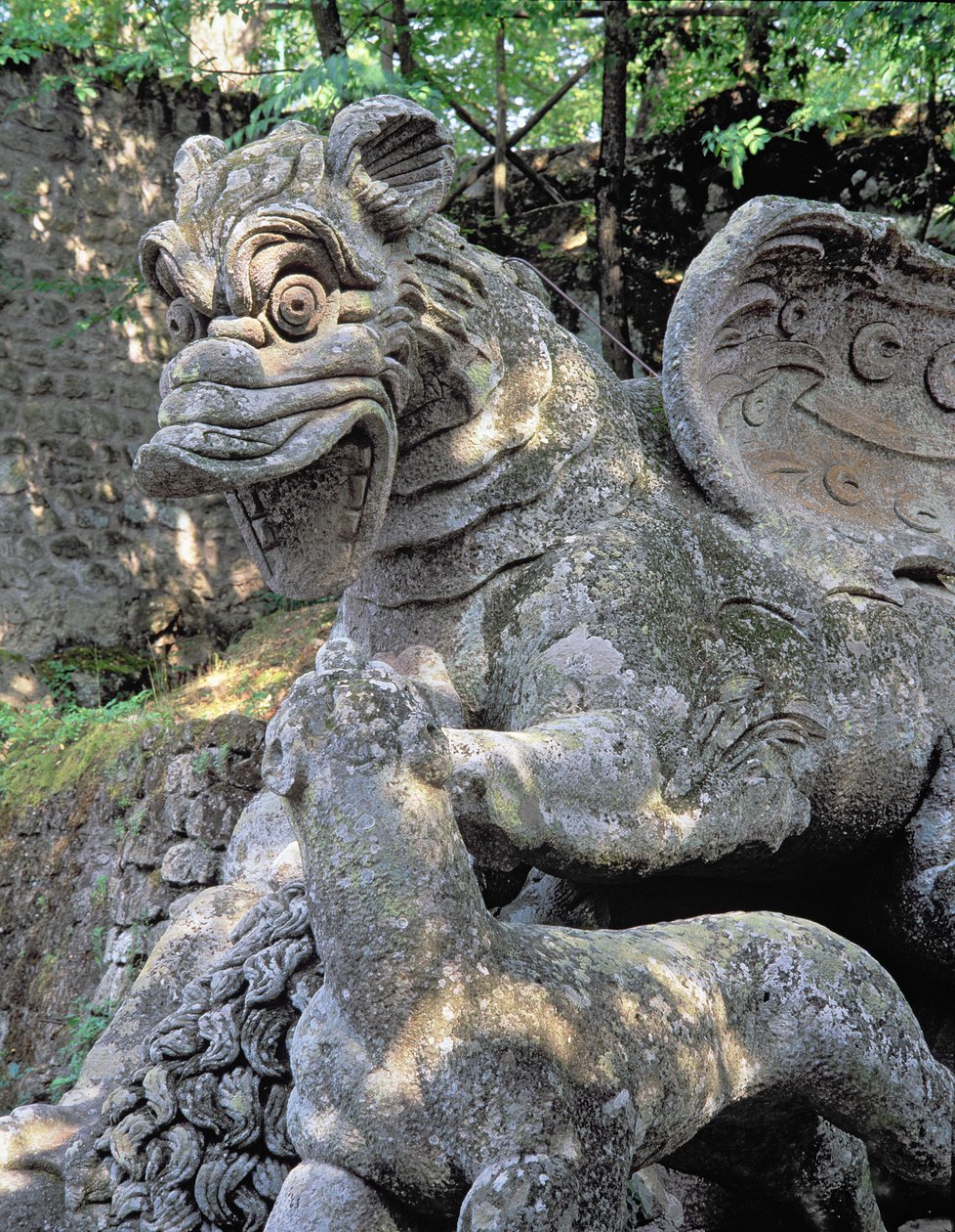 Drageangribende løve, detaljer, skulptur fra Parco dei Mostri (Monster Park) haver anlagt mellem 1550-63 af hertugen af Orsini, til design af Giacomo Barozzi da Vignola (1507-73) (sten) (foto) (se også 98890-92) af Unbekannt