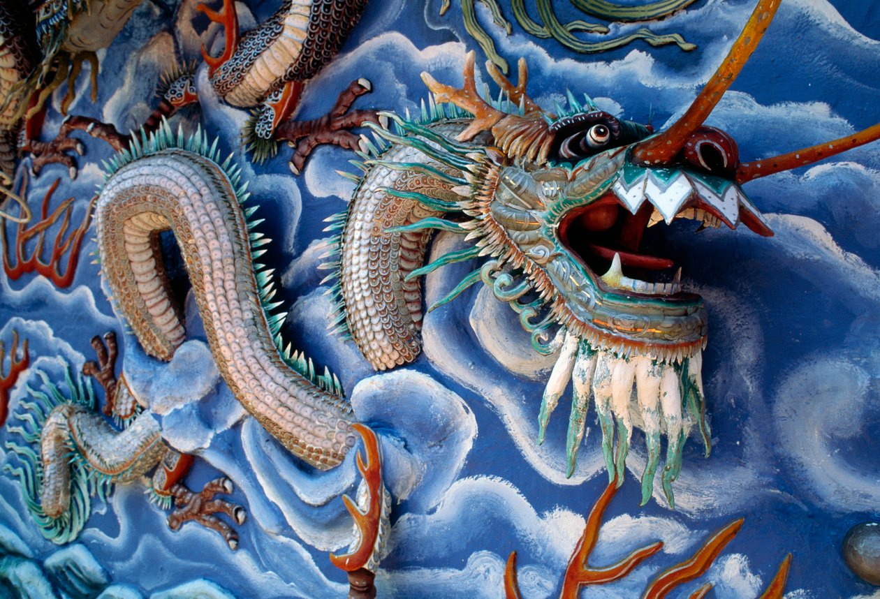 Dragons, Haw Par Villa (Tiger Balm Garden), en forlystelsespark baseret på kinesisk mytologi og legender, Singapore, Republikken Singapore af Benjamin Baud