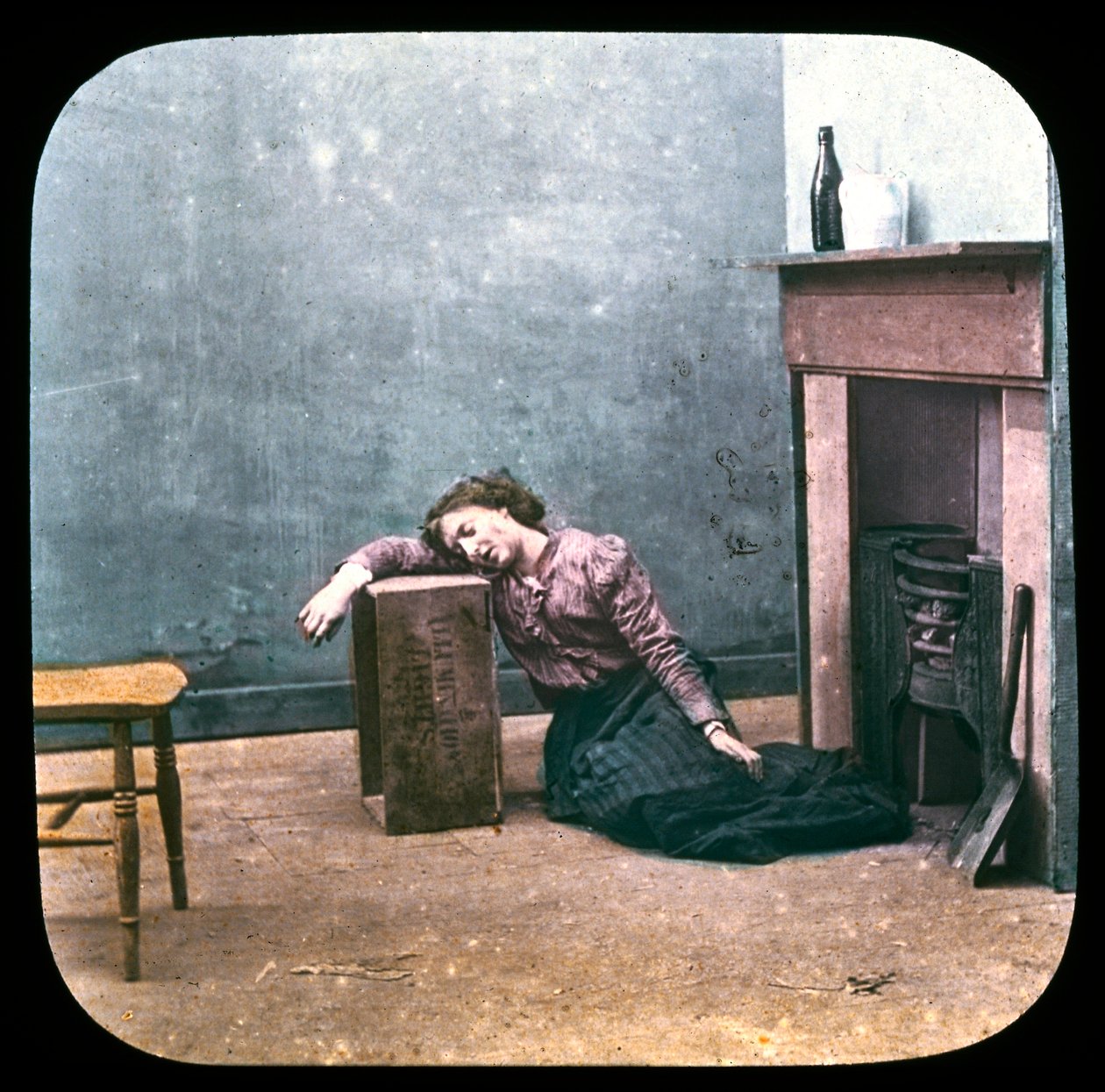 Beruset kvinde på gulvet foran pejsen, ca 1895 af Unbekannt