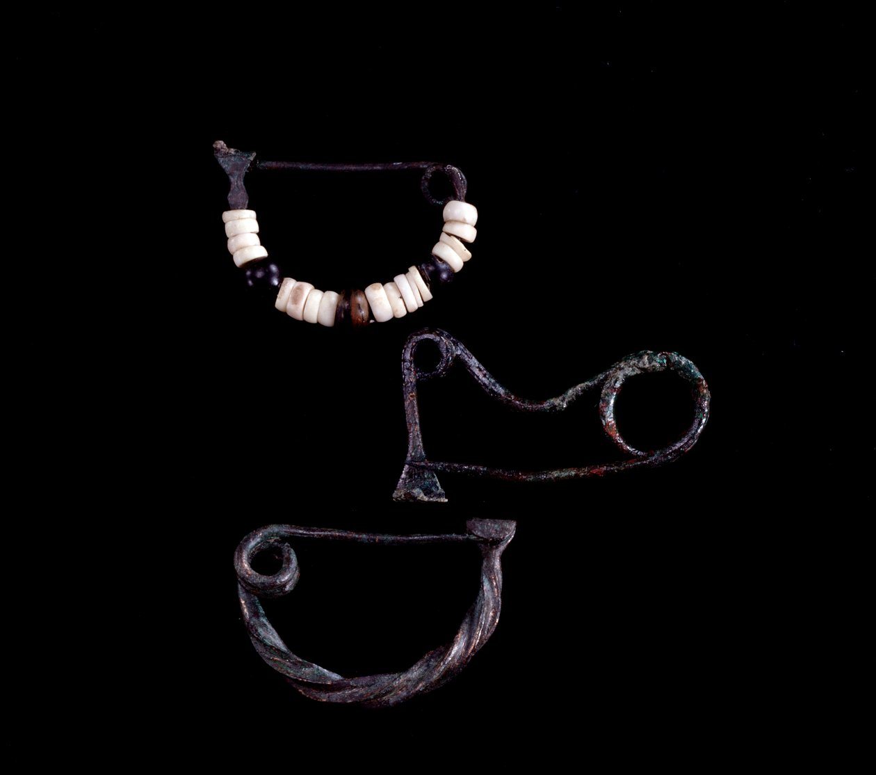 Etruskisk kunst: tre typer bronzefibler fra graven 59 af Poggio Selciatello, Pian della Regina, Tarquinia - 9. århundrede f.Kr. - Dim 3,8 cm 3,3 cm og 3,5 cm - af Unbekannt