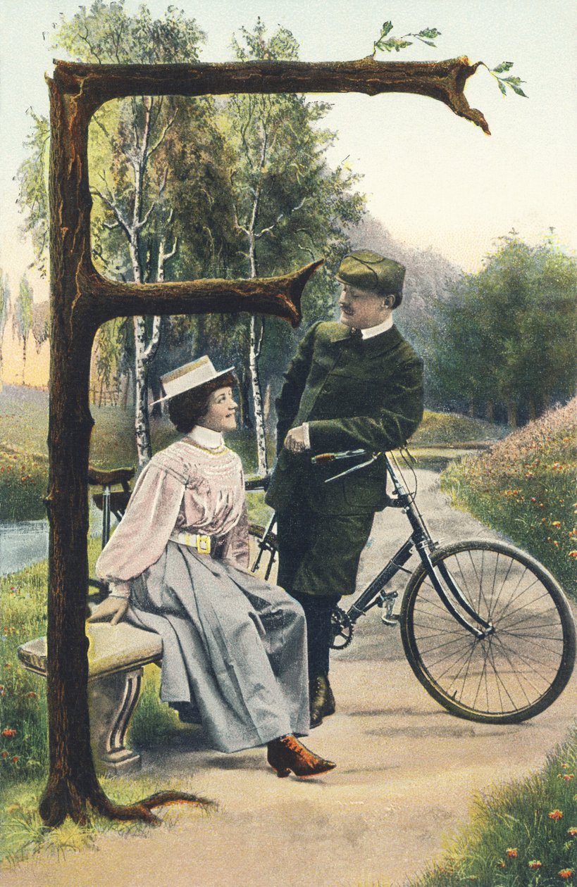 F: En mand klædt ud som en cyklist og læner sig op på sin cykel diskuterer med en kvinde, der sidder på en bænk. Landeindretning - Alfabettegn Ref Th. E., L. Theochrom - Serie 994. Theodor Eisman, udgiver, Leipzig af Unbekannt