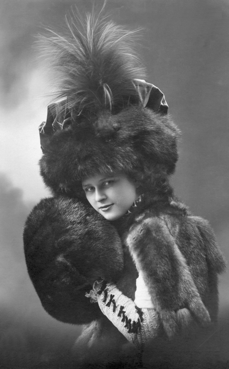 Mode: en ung kvinde i pels (frakke, fjerhat og ærme). Annees 1920-1930 Historisk modefotografi, kvindelig model af Unbekannter Künstler