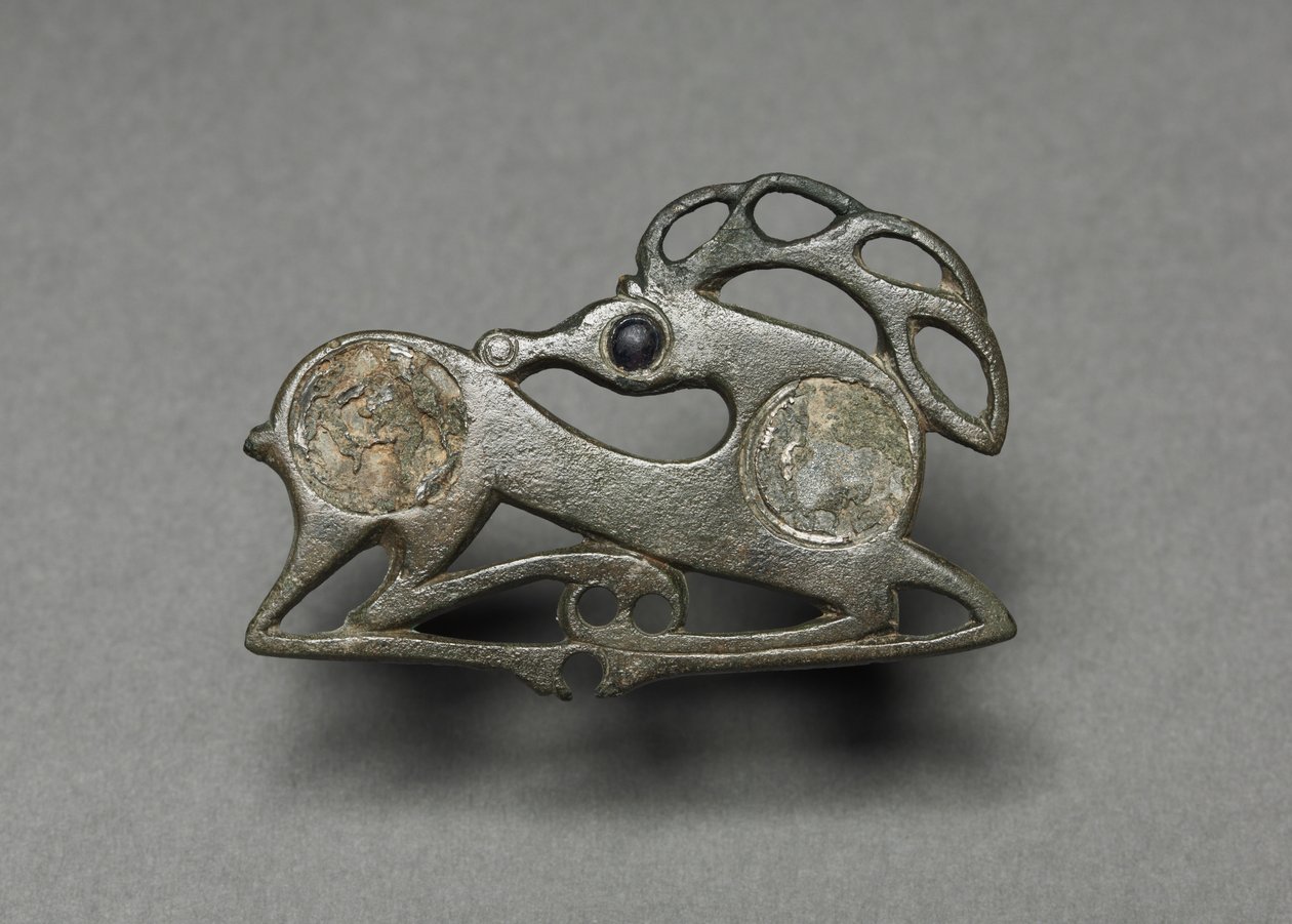 Fibula i form af en liggende kronhjort, c.400 af Unbekannt