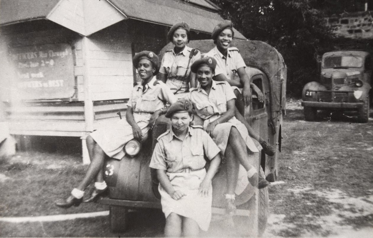 Fem medlemmer af West Indies Auxiliary Territorial Service sidder på et militærkøretøj af Unbekannt