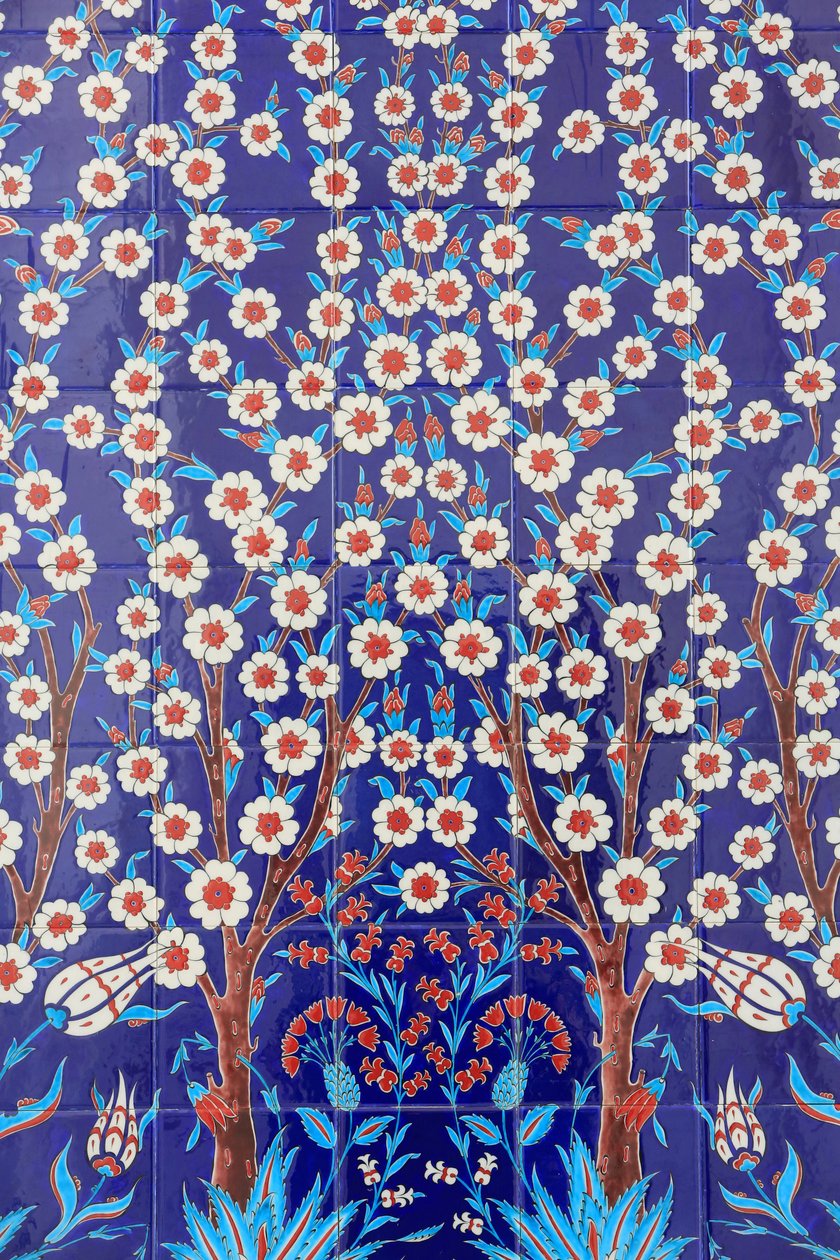 Blomster. En af de 80 Iznikpaneler - højt dekorerede keramiske fliser populære i det 16. århundrede - som er tydeligt i Istanbuls kejserlige og religiøse bygninger. Sheikh Zayed-moskeen. 1995. Emiratet Abu Dhabi af Unbekannt