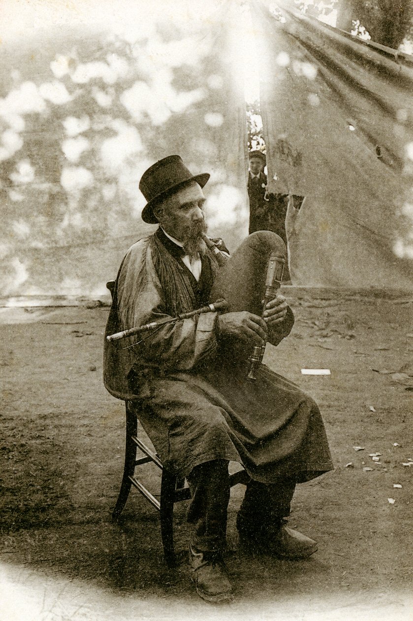 Folklore i Auvergne: musiker, der spiller Chabrette, begyndelsen af det tyvende århundrede (s/h foto) af Alec Hunter