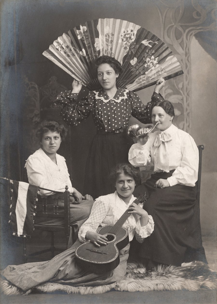 Fire damer med horn, guitar og fan, Frankrig, ca. 1920 (s/h-foto) af Unbekannter Künstler